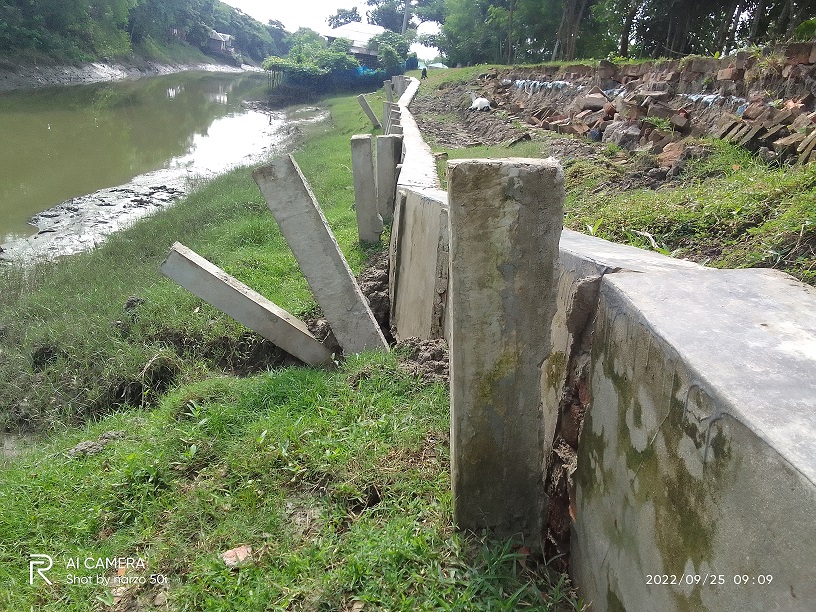 কয়রায় ডাবল ইটের সলিং রাস্তা নির্মাণে ৬ মাস না যেতে ভেঙে পড়ছে