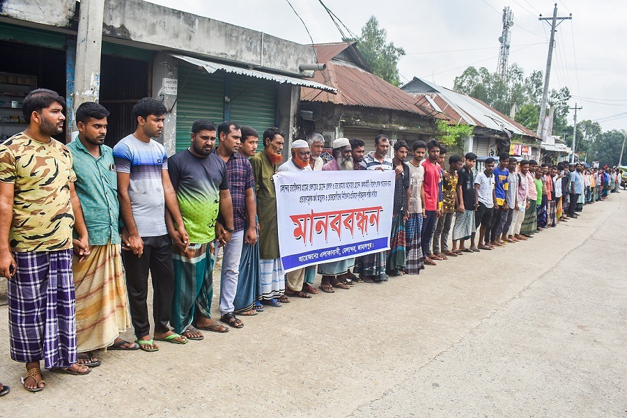 মেলান্দহে ভুক্তভোগী এক প্রবাসী পরিবারে মানববন্ধন