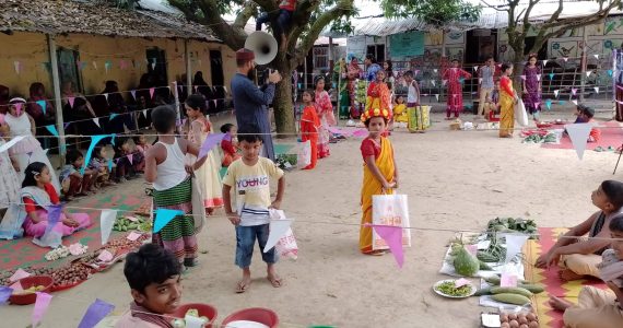 স্কুল মাঠে গ্রামীণ হাটে শিক্ষার্থীরাই ক্রেতা বিক্রেতা