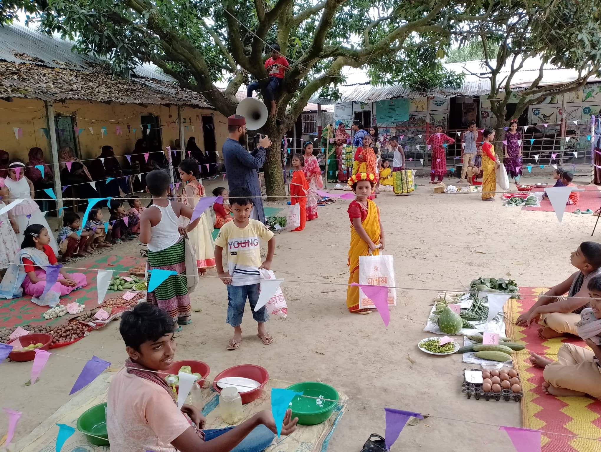 স্কুল মাঠে গ্রামীণ হাটে শিক্ষার্থীরাই ক্রেতা বিক্রেতা